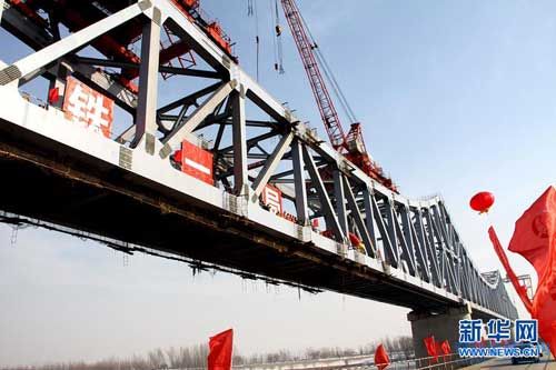 中國(guó)中鐵一局承建的黃河入海口最長(zhǎng)鐵路鋼結(jié)構(gòu)橋梁勝利合龍